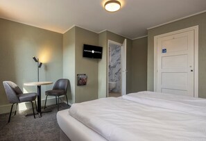 1 habitación, tabla de planchar con plancha, wifi gratis y ropa de cama