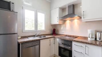 Frigorífico, microondas, horno y placa de cocina