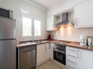 Frigorífico, microondas, horno y placa de cocina