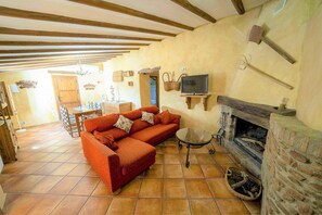 Smart TV, fireplace - Holiday Home in Laroya with Mountain Views (Laroya)