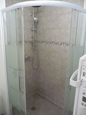 Douche, séchoir à cheveux, papier de toilette