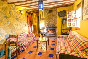 Smart-tv, eldstad och dvd-spelare