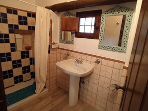 Shower, bidet, towels - Farmhouse in Fuentes de Cesna near Iznajar (Fuentes de Cesna)