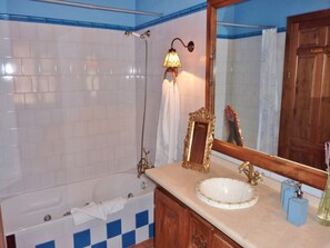 Shower, jetted tub, bidet - Countryside Villa Escape (Villanueva de la Concepción)
