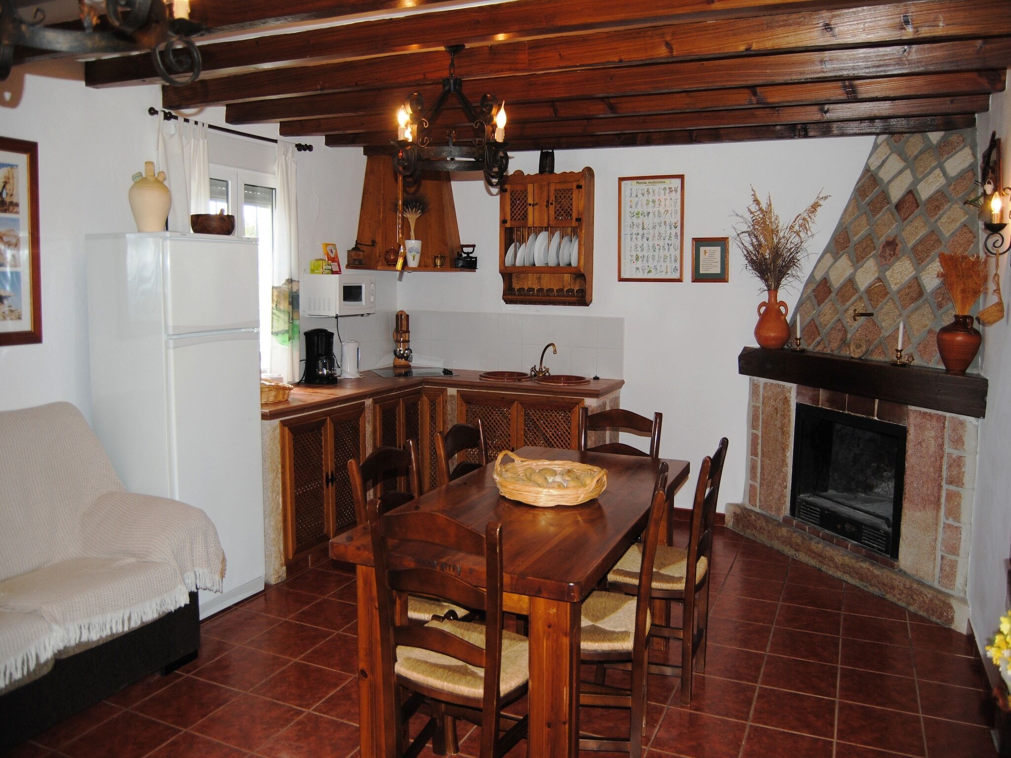 Una televisión, una chimenea