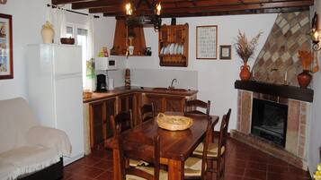 Una televisión, una chimenea
