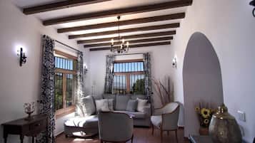 Televisie, een open haard, een dvd-speler en een stereo