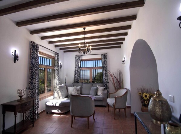 Télévision, cheminée, lecteur de DVD, chaîne hi-fi