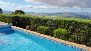A swimming pool with a view of distant mountains and a clear sky. - Cottage in La Joya with Pool and Garden (La Joya)
