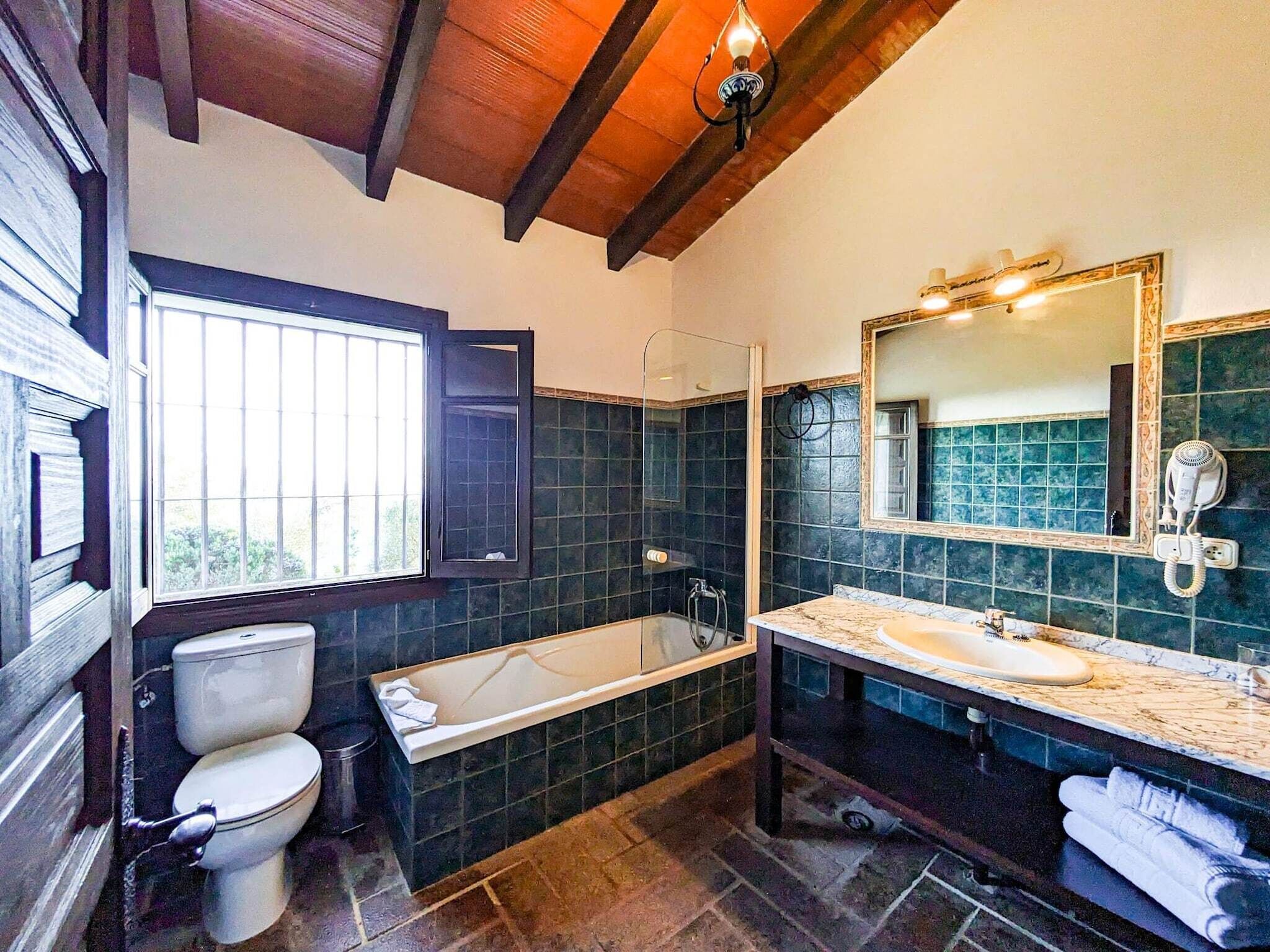 A bathroom with a toilet, bathtub, and sink.