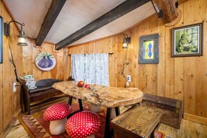 Interior - Enchanting and Fantastical Hobbit Home, *Pet Friendly*, Steps from Creeks, Pond, and Waterfall (Salem)