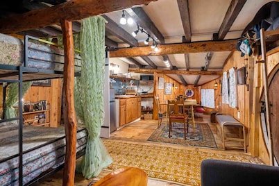 Enchanting and Fantastical Hobbit Home, *Pet Friendly*, Steps from Creeks, Pond, and Waterfall