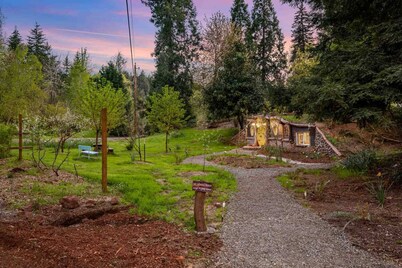 Enchanting and Fantastical Hobbit Home, *Pet Friendly*, Steps from Creeks, Pond, and Waterfall
