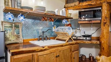 雪櫃、微波爐、咖啡機/沖茶器、廚房用具/餐具/器皿