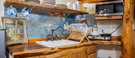 Réfrigérateur, micro-ondes, cafetière/bouilloire