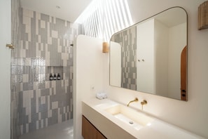 Villa Deluxe, 2 chambres, balcon, vue piscine | Salle de bain
