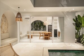 Villa Deluxe, 2 chambres, balcon, vue piscine | Coin séjour | TV connectée de 32 pouces avec chaînes numériques