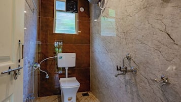 Chambre, vue lac (Cabana (Common Washroom)) | Douche de la salle de bain