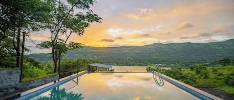 Una piscina al aire libre (de 08:00 a 19:00), tumbonas