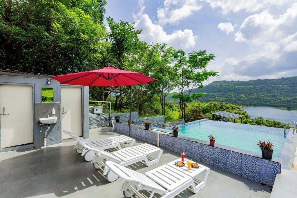 Piscine extérieure, chaises longues