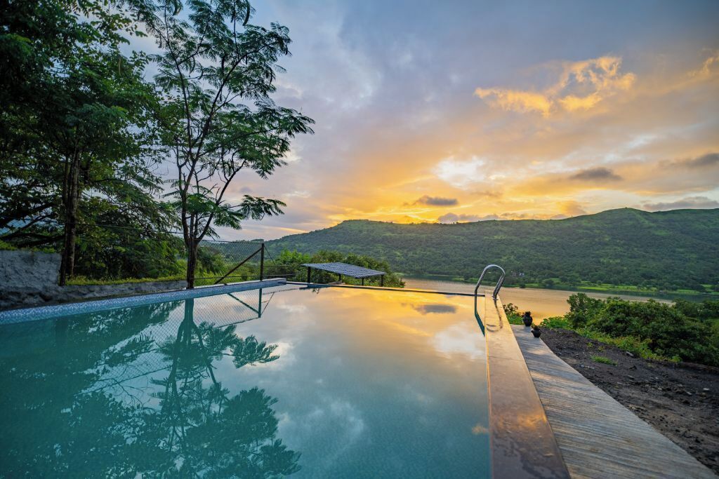Outdoor pool, open 8:00 AM to 7:00 PM, pool loungers