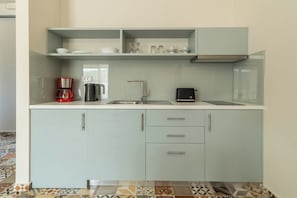 Mini-fridge, stovetop, cookware/dishes/utensils - Altirina Studios (Almyrida)