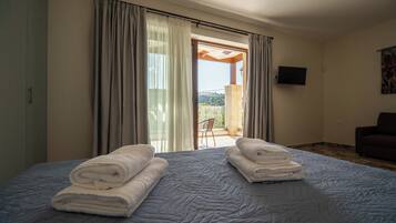 In-room safe, soundproofing, iron/ironing board, free WiFi