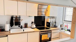 Stovetop, cookware/dishes/utensils