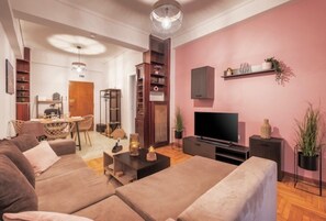 Smart TV, books - KalaGans Cosyhome: 2R Apt, w/ balcony, near 2 Metro St., close to city center (Athina)