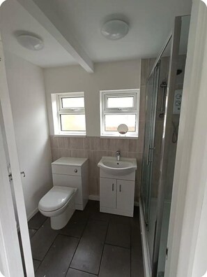 Chalet | Bathroom - 2-bed Chalet in Great Yarmouth (Great Yarmouth)