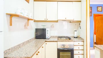 Een koelkast, een microgolfoven, een oven, een kookplaat