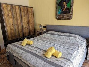 2 bedrooms, iron/ironing board, WiFi
