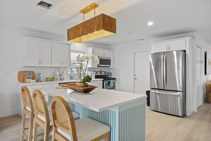 Køleskab, mikrobølgeovn, ovn, kogeplade