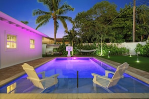 Outdoor pool, a heated pool - Caloosa Cabana: Heated Pool, Game Room, Putting Green, Fully Rennovated (Boynton Beach)