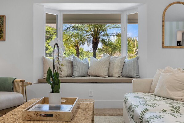 Smart-tv, pejs, bordtennisbord, bøger