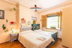 4 bedrooms, travel crib, free WiFi