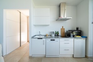 Kylskåp, mikrovågsugn, spishäll och diskmaskin
