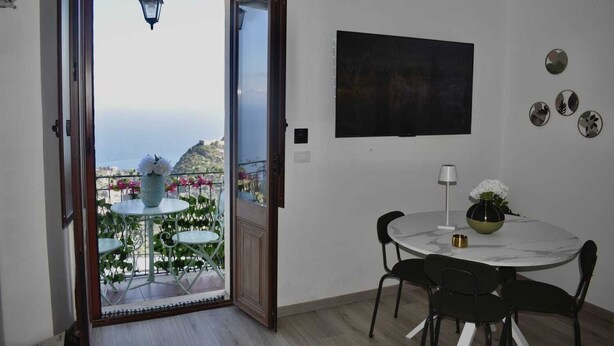 Dining - Panoramic cottage 100 mt from the main square view Taormina and Calabria (Castelmola)