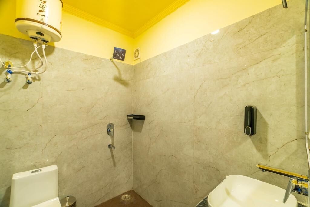 Un baño con ducha, inodoro y lavabo.