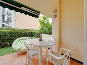 Outdoor dining - Denia Beachside Apartment (Denia)