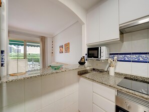 Fridge, microwave, oven, stovetop - Denia Beachside Apartment (Denia)