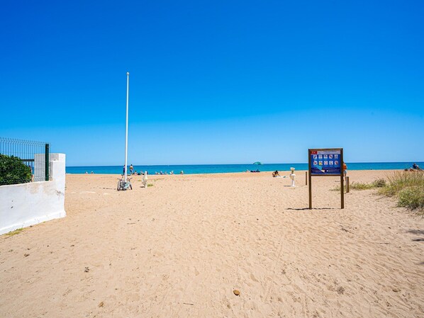 På stranden