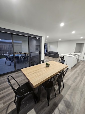 お食事. New home, 5 minutes drive to beaches & MTB trials, walk to shops, pets, WiFi