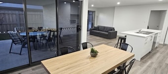 New home, 5 minutes drive to beaches & MTB trials, walk to shops, pets, WiFi