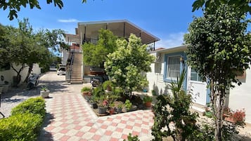 Vista frontal de la propiedad