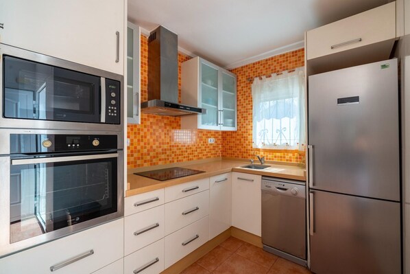 Kühlschrank, Herdplatte, Esstisch