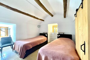 2 chambres, fer et planche à repasser, lit parapluie, Wi-Fi gratuit