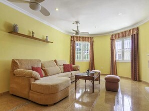 TV - Belvilla by OYO Villa Clara (Calpe)