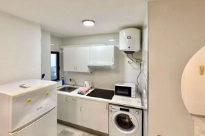 Fridge, microwave, oven, stovetop - Apartment in Roquetas near the Beach (Roquetas de Mar)