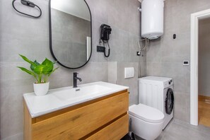 Shower, hair dryer, towels